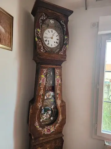 Horlogue comtoise ancienne en bois decore avec cadran rond