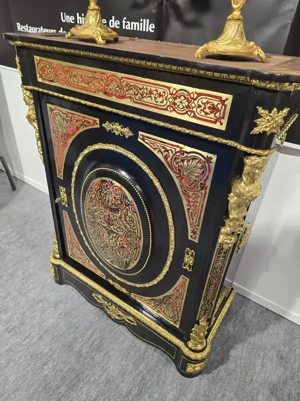 Meuble ancien de style francais avec marqueterie et ornements dores
