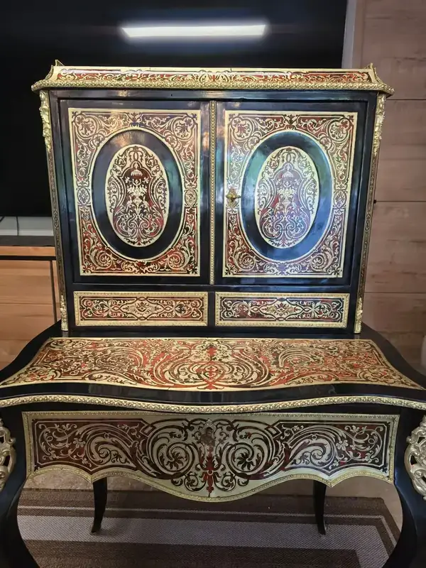 Meuble ancien noir avec marqueterie rouge et doree sur les portes