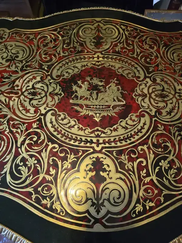 Detail de marqueterie rouge et doree sur un meuble ancien